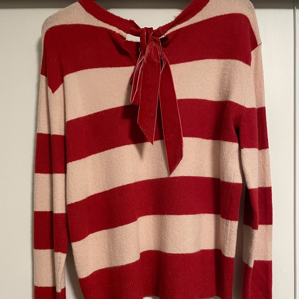 Sweater with bow